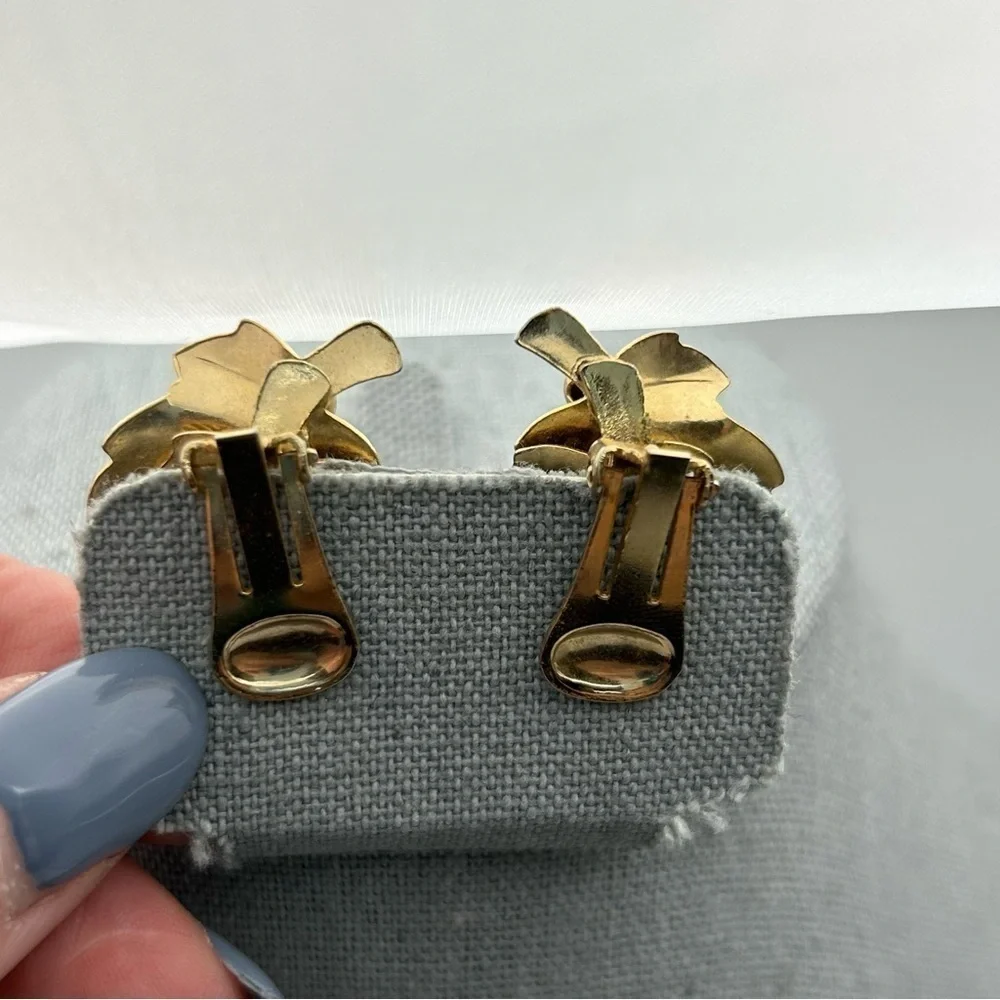Vintage Textured Gold Tone Grape Leaves Clip On Earrings Nature Trees